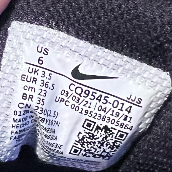 Nike - Picture 3 of 4